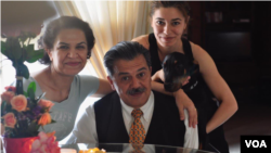 تصویری از جمشید شارمهد در کنار برخی از اعضای خانواده خود (عکس از آرشیو)