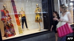 Orang kaya berbelanja di daerah Rodeo Drive, di Beverly Hills, pusat belanja barang-barang mewah dan mahal di Amerika. (Foto: Dok).