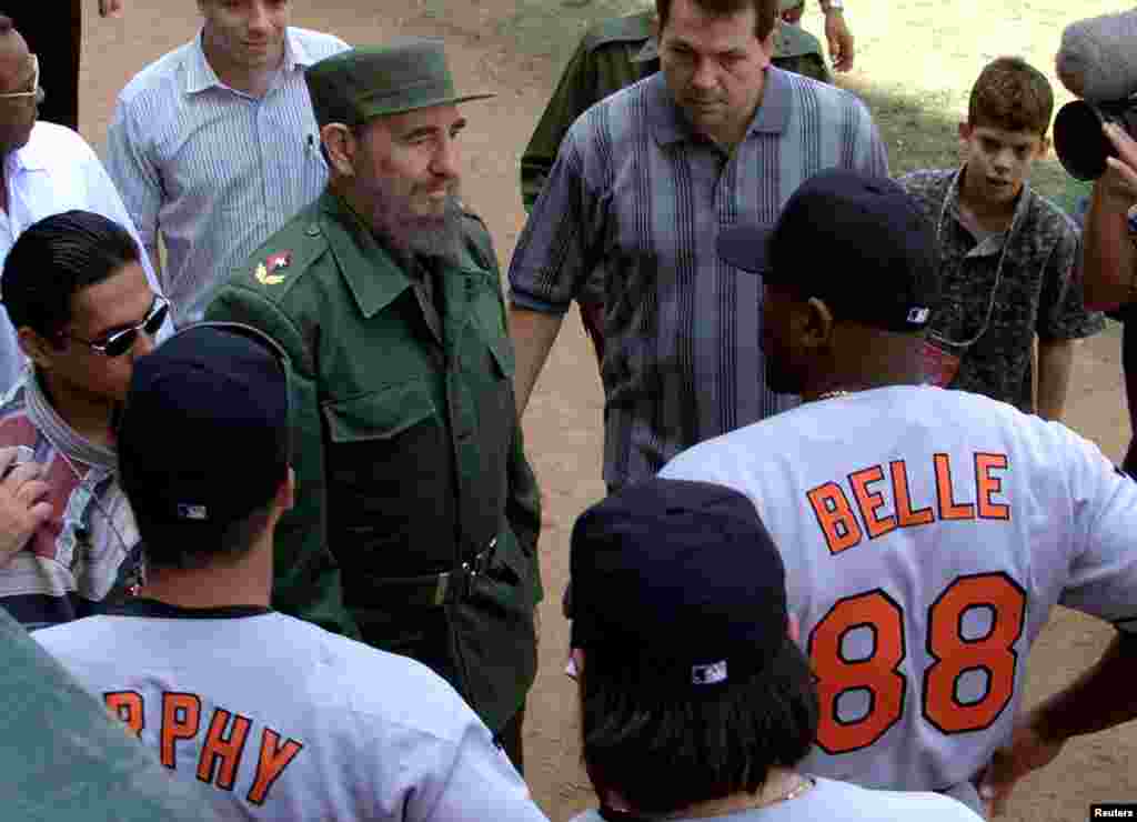Presiden Kuba Fidel Castro berbicara dengan atlet Baltimore Orioles, Albert Belle (88), sebelum pertandingan eksibisi antara Orioles dan tim nasional Kuba, 28 Maret 1999.&nbsp;