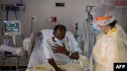 Seorang tenaga medis merawat pasien di unit Covid-19 di United Memorial Medical Center, di Houston, Texas, 2 Juli 2020. 