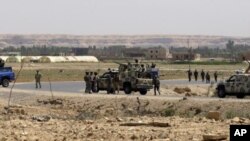 Tentara Irak berpatroli di sepanjang perbatasan antara Suriah dan Irak di Qaim, 320 kilometer dari Baghdad. (Foto: Dok)