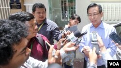 លោក គី តិច មេធាវី​តំណាង​ឲ្យ​លោក​នាយករដ្ឋមន្រ្តី​ហ៊ុន សែន និយាយ​ទៅ​កាន់​អ្នក​សារព័ត៌មាន​ នៅ​មុខ​សាលាដំបូង​រាជធានីភ្នំពេញ នៅ​ថ្ងៃ​សុក្រ ទី​០៥​ ខែ​សីហា ឆ្នាំ​២០១៦។​ (ឡេង​ ឡែន/VOA)