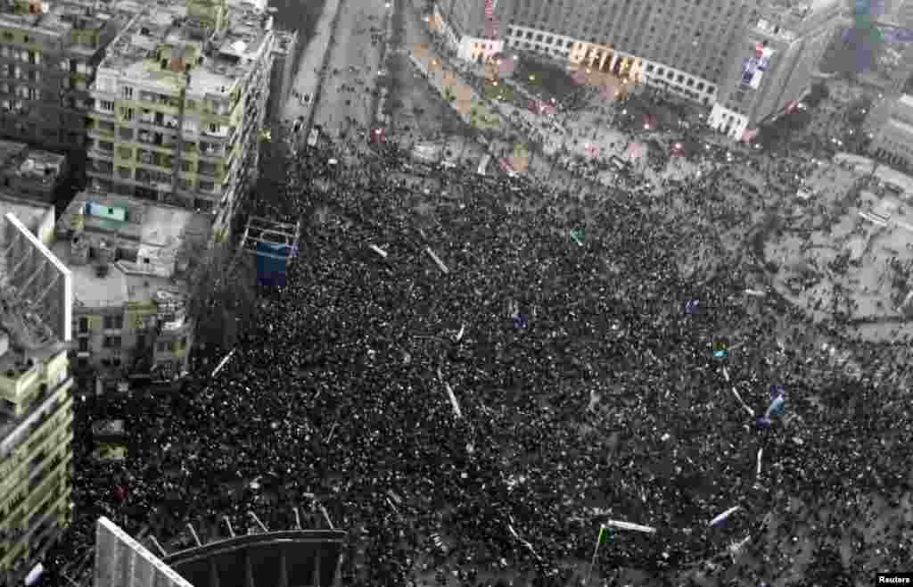 An aerial view taken from an Egyptian army helicopter shows supporters of Egypt&#39;s army and police gathering at Tahrir Square, Cairo, Jan. 25, 2014. 