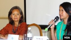 លោកស្រី​ Yin Myo Su ​ស្ថាបនិក​និង​ជា​នាយិកា​អង្គការ ​Inthar Heritage House របស់​ភូមា​ថ្លែង​នៅ​ក្បែរ​លោក​ស្រី​មូរ ​សុខហួរ ​តំណាង​រាស្ដ្រ​ជាប់​ឆ្នោត​ខាង​របស់​គណបក្ស​សង្គ្រោះ​ជាតិ​នៅ​ក្នុង​សន្និសីទ​ព័ត៌មាន​មួយ​ក្នុង​រាជធានី​ភ្នំពេញ​កាល​ពី​ថ្ងៃ​សុក្រ​ទី​១៦ ខែ​ឧសភា ឆ្នាំ​២០១៤។ (គង់ សុឋានរិទ្ធ/វីអូអេ)