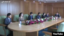 대남 선전용 매체 우리민족끼리TV는 23일 '목메여 부르며 달려와 안긴 어머니품'이라는 제목으로 사회자가 재입북 탈북자들과 좌담회를 하는 영상을 게재했다. 우리민족끼리TV 유투브 동영상 장면.