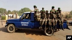 La police militaire assure la sécurité au centre de Niamey, Niger, 20 février 2010.