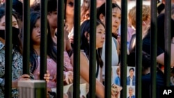 Army, para penggemar BTS, berkumpul di luar kompleks Gedung Putih ketika idola mereka berbincang dengan Biden di Oval Office, Selasa (31/5).