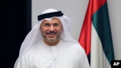 Menteri Luar Negeri Uni Emirat Arab Anwar Gargash tiba untuk memberikan keterangan kepada media dalam konferensi pers di Dubai, 24 Juni 2017.