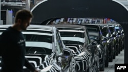 Sederet mobil listrik Tesla model Y terlihat saat dimulainya produksi di pabrik "Gigafactory" Tesla di Gruenheide, Berlin, Jerman (foto: ilustrasi). Saham Tesla mengalami reli tajam pasca kemenangan Donald Trump dalam Pilpres Amerika 2024. 