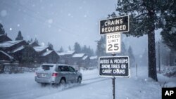 Kota Danau Mammoth, California, saat hujan salju lebat, Kamis, 9 Desember 2021. (Dakota Snider/Mammoth Lakes Tourism via AP)