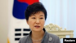 박근혜 한국 대통령이 16일 청와대에서 로이터 통신과 인터뷰하고 있다. (자료사진)