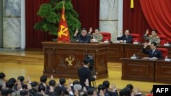 김정은 북한 국무위원장이 노동당 중앙위원회 제7기 제5차 전원회의를 주재했다며, 관영 '조선중앙통신'이 1일 사진을 공개했다.