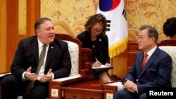 Američki državni sekretar Mike Pompeo i predsjednik Južne Koreje Moon Jae-in tokom susreta u Seulu, 7. oktobar 2018.