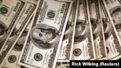 រូបឯកសារ៖ ប្រាក់​ដុល្លារ​អាមេរិក កំពុង​ត្រូវ​បាន​រាប់​ដោយ​ធនាគារិក​ម្នាក់​នៅ​ធនាគារ​មួយ​កន្លែង​ កាលពី​ថ្ងៃទី៣ ខែវិច្ឆិកា ឆ្នាំ២០០៩។