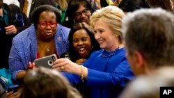 Para calon biarawan setelah dicukur gundul berfoto dengan para biarawan Buddha dalam perayaan menjelang Hari Raya Waisak, hari lahir Buddha, di Kuil Jogye, Seoul, Korea Selatan. (Foto: Reuters)