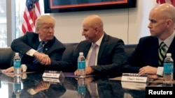 រូបភាពឯកសារ៖ ប្រធានាធិបតី​ត្រាំ​ចាប់ដៃ​ជាមួយ​លោក​ Brandon Judd ប្រធាននៃ​ក្រុម​ប្រឹក្សា​ជាតិ​ការពារ​ព្រំដែន​ក្នុង​បុរី​ញូវយ៉ក​កាលពីថ្ងៃទី​០៧ តុលា​ ២០១៦។