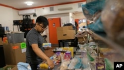 David Orellana di Community Help in Park Slope, sebuah dapur umum dengan nama CHiPS di New York. (AP/Jeenah Moon)