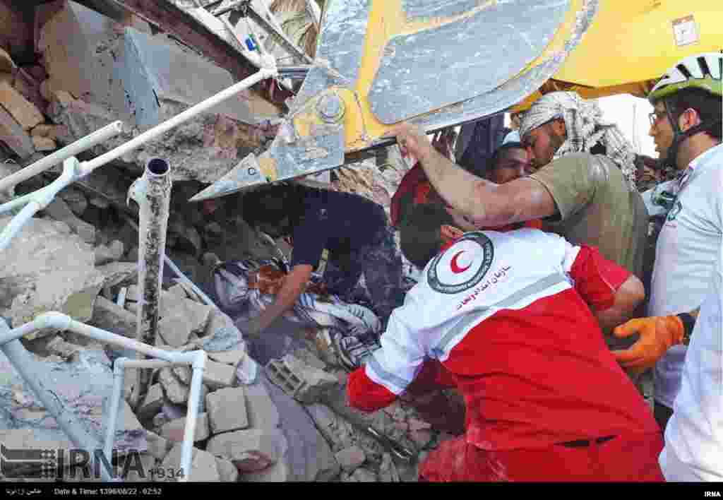 Les secouristes opèrent dans les décombres dans l&#39;ouest de l&#39;Iran, le 13 novembre 2017. 