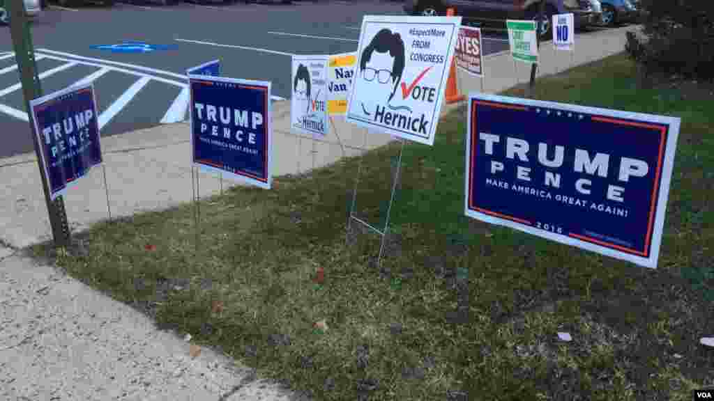 Plusieurs panneaux de campagne sont visibles à Arlington, Virginie, le 8 novembre 2016 (VOA/Nicolas Pinault)