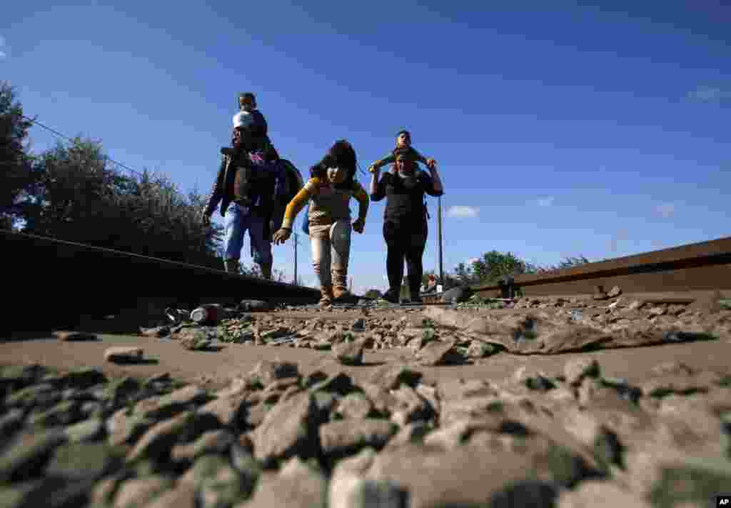 Muhojirlar Vengriya janubidagi lagerdan qochmoqda. 8-sentabr, 2015-yil. Vengriya politsiyasi qo&#39;shni Avstriyaga ketayotgan poyezdlarga chiqayotgan bu odamlarni jilovlashga ojizlik qilmoqda.