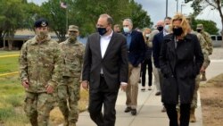 រូបឯកសារ៖ លោក Marshall Billingslea (កណ្ដាល) ប្រេសិត​ទទួល​បន្ទុក​ផ្នែក​គ្រប់គ្រង​សព្វាវុធ​តំណាង​ប្រធានាធិបតី​សហរដ្ឋអាមេរិក ដើរ​បណ្ដើរ​គ្នា​ជាមួយ​នឹង​កងកម្លាំង​ផ្លូវអាកាសអាមេរិក​កាល​ពី​ថ្ងៃទី៩ ខែកញ្ញា ឆ្នាំ២០២០។