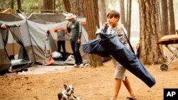 Beberapa pengunjung berkemah di taman nasional Yosemite (foto: ilustrasi).