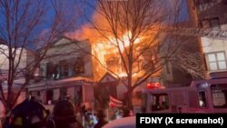 เจ้าหน้าที่ดับเพลิงนิวยอร์ก ขณะพยายามควบคุมเพลิงที่วัดอุษาพุฒยาราม เขตปกครองบรองซ์ นครนิวยอร์ก วันที่ 12 กุมภาพันธ์ 2025 (ที่มา: X/FDNY)