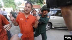 រូប​ឯកសារ៖ លោក ណៃ វង់ដា (ស្ដាំ) មន្រ្តី​ការពារ​សិទ្ធិ​មនុស្ស​សមាគម​អាដហុក​ ដែល​​ជាប់ឃុំ​ពាក់ព័ន្ធនឹង​ករណី​រឿង​អាស្រូវ​ផ្លូវ​ភេទ​អនុ​ប្រធាន​គណបក្ស​សង្រ្គោះ​ជាតិ​លោក កឹម សុខា ត្រូវ​សមត្ថកិច្ច​នាំ​ខ្លួន​ទៅ​តុលាការ​កំពូល​នៅ​រាជធានី​ភ្នំពេញ នៅ​ថ្ងៃ​ពុធ ទី២៣ ខែវិច្ឆិកា ឆ្នាំ២០១៦។ (ឡេង ឡែន/VOA) 