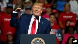 도널드 트럼프 미국 대통령이 지난 20일 오클라호마주 털사의 ‘BOK 센터’에서 선거 집회를 열었다. 도널드 트럼프 미국 대통령이 지난 20일 오클라호마주 털사의 ‘BOK 센터’에서 선거 집회를 열었다.