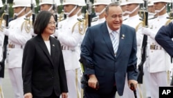 2023年4月25危地马拉总统贾马泰(右)在台湾总统蔡英文陪同下在台湾总统府前检阅军事仪仗队