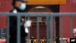 중국 베이징의 자금성 앞에서 경찰이 보초를 서고 있다. (자료사진) 