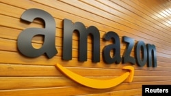 Le logo d'Amazon sur un mur du batiment de la compagnie à Bengaluru, Inde, le 20 avril 2018.