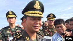 រូបឯកសារ៖ លោក ហ៊ុន ម៉ាណែត ​មេ​បញ្ជាការ​នៃ​បញ្ជាការ​ដ្ឋាន​ជាតិ​កម្លាំង​ពិសេស​ប្រឆាំង​ភេរវកម្ម និង​ជា​កូន​ប្រុស​ច្បង​របស់​លោក​នាយក​រដ្ឋមន្រ្តី ហ៊ុន សែន និយាយ​ទៅ​កាន់​អ្នក​សារព័ត៌មាន ក្នុង​ពិធី​បើក​ការ​ប្រកួត​កីឡា​កង​យោធពល​ខេមរ​ភូមិន្ទ​ឆ្នាំ​២០១៧ នៅ​មជ្ឈ​មណ្ឌល​កោះ​ពេជ្រ នៅ​រាជធានី​ភ្នំពេញ កាលពី​ព្រឹក​ថ្ងៃទី៥ ខែ​មករា ឆ្នាំ​២០១៧។ (កាន់ ​វិច្ឆិកា/VOA) 