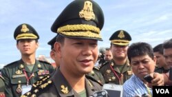 រូបឯកសារ៖ លោក ហ៊ុន ម៉ាណែត ​មេ​បញ្ជាការ​នៃ​បញ្ជាការ​ដ្ឋាន​ជាតិ​កម្លាំង​ពិសេស​ប្រឆាំង​ភេរវកម្ម និង​ជា​កូន​ប្រុស​ច្បង​របស់​លោក​នាយក​រដ្ឋមន្រ្តី ហ៊ុន សែន និយាយ​ទៅ​កាន់​អ្នក​សារព័ត៌មាន ក្នុង​ពិធី​បើក​ការ​ប្រកួត​កីឡា​កង​យោធពល​ខេមរ​ភូមិន្ទ​ឆ្នាំ​២០១៧ នៅ​មជ្ឈ​មណ្ឌល​កោះ​ពេជ្រ នៅ​រាជធានី​ភ្នំពេញ កាលពី​ព្រឹក​ថ្ងៃទី៥ ខែ​មករា ឆ្នាំ​២០១៧។ (កាន់ ​វិច្ឆិកា/VOA)