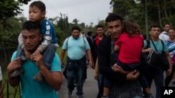 រូបឯកសារ៖ នៅក្នុង​រូប​ដែល​ថត​នៅ​ថ្ងៃ​ទី១៦ ខែមករា ឆ្នាំ២០២០នេះ បង្ហាញពី​ជនចំណាកស្រុក​ហុងដូរ៉ាស​ជាមួយ​កូនៗ​របស់​ពួកគេ ធ្វើដំណើរ​ទៅដល់​តំបន់ Entre Rios នៃ​ប្រទេស​ក្វាតេម៉ាឡា ហើយ​ពួកគេ​សង្ឃឹម​ថា នឹង​ទៅដល់​សហរដ្ឋ​អាមេរិក។