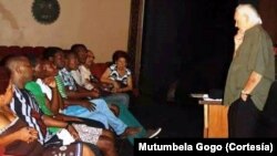 Henning Mankell durante um ensaio no Teatro Avenida em Maputo