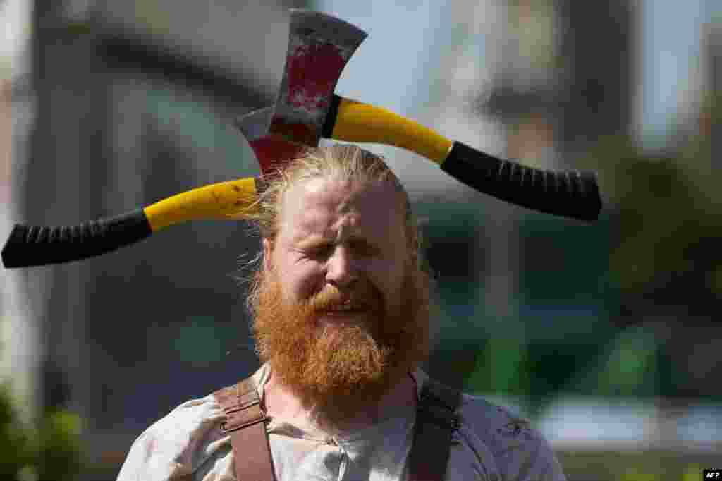 Seorang artis sirkus Kanada, Matias Salmenaho masih berdiri meskipun dua buah kapak &quot;menancap&quot; di kepalanya. Salmenaho adalah pemain sirkus Quebec, Kanada yang tengah mengadakan pertunjukan di Southbank Centre di kota London, Inggris.