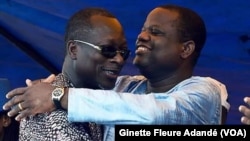Sébastien Ajavon, patron des patrons, à droite, et le président Patrice Talon, tous deux candidats à la dernière présidentielle, s’embrassent pendant la campagne électorale, Cotonou, Benin, 2016. VOA/Ginette Fleure Adandé.