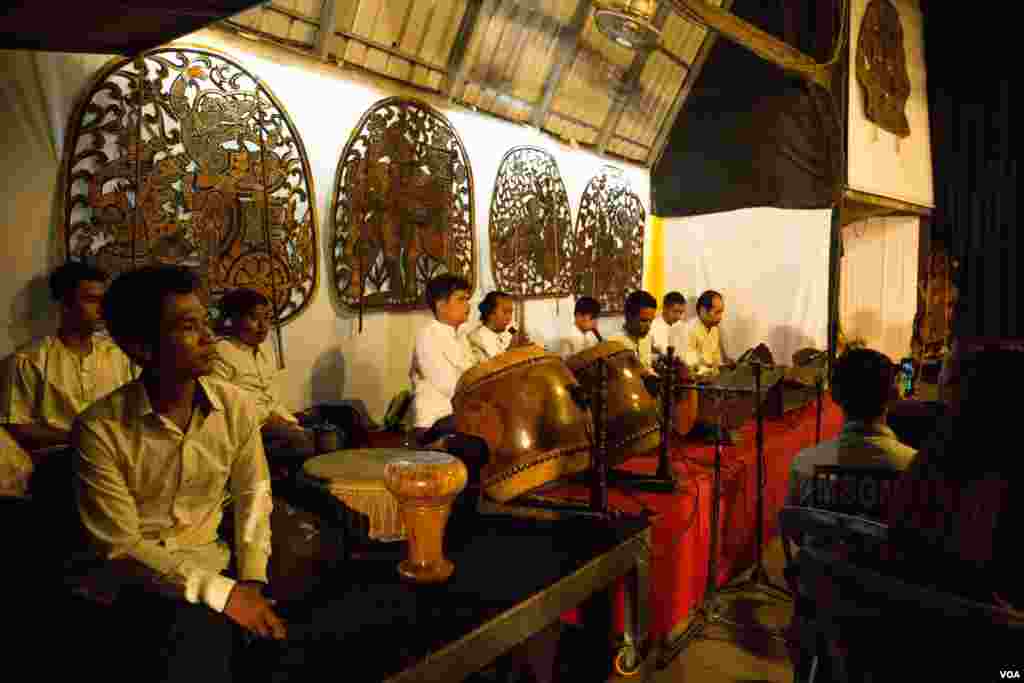 រូបភាពទូទៅនៃការសម្តែងល្ខោនខោលនាល្ងាចសៅរ៍នៅក្នុងសមាគមសិល្បៈសុវណ្ណភូមិកាលពីថ្ងៃទី ០៨ ខែកញ្ញា ឆ្នាំ២០១៨។ (ទី អូលីស្សា/VOA)