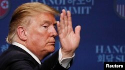 도널드 트럼프 미국 대통령이 28일 베트남 하노이에서 미-북 정상회담 결과에 대한 기자회견을마친 후 퇴장하고 있다.