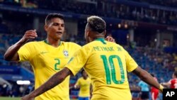 Le Brésilien Thiago Silva, à gauche, juible avec son coéquipier Neymar après avoir marqué le deuxième but de son équipe lors du match du groupe E contre la Serbie, lors de la Coupe du monde 2018 au stade Spartak à Moscou, Russie, mercredi 27 juin 2018.
