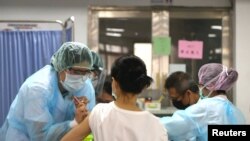 Seorang perawat menyuntikkan vaksin COVID-19 produksi AstraZeneca untuk petugas kesehatan di Taipei, Taiwan 2 Juni 2021. (REUTERS/Ann Wang)
