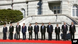 PM Jepang Shinzo Abe (tengah) berfoto bersama para pemimpin negara-negara ASEAN di Tokyo, Jepang (14/12).