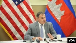 រូបឯកសារ៖ ឯកអគ្គរដ្ឋទូត​សហរដ្ឋ​អាមេរិក​ប្រចាំ​ប្រទេស​កម្ពុជា​លោក William A. Heidt ថ្លែង​ទៅ​កាន់​ក្រុម​អ្នក​សារព័ត៌មាន​នៅ​ក្នុង​ស្ថានទូត​សហរដ្ឋ​អាមេរិក​ក្នុង​រាជធានី​ភ្នំពេញ​នៅ​ថ្ងៃ​ទី​២០ ខែ​កញ្ញា ឆ្នាំ​២០១៦។ (អ៊ិត សូធឿត/VOA)