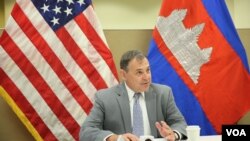 រូបឯកសារ៖ ឯកអគ្គរដ្ឋទូត​សហរដ្ឋ​អាមេរិក​ប្រចាំ​ប្រទេស​កម្ពុជា​លោក William A. Heidt ថ្លែង​ទៅ​កាន់​ក្រុម​អ្នក​សារព័ត៌មាន​នៅ​ក្នុង​ស្ថានទូត​សហរដ្ឋ​អាមេរិក​ក្នុង​រាជធានី​ភ្នំពេញ​នៅ​ថ្ងៃ​ទី​២០ ខែ​កញ្ញា ឆ្នាំ​២០១៦។ (អ៊ិត សូធឿត/VOA)