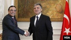Presiden Turki Abdullah Gul (kanan) berjabat tangan dengan Presiden Pakistan Asif Ali Zardari sesaat sebelum pertemuan di Istanbul (1/11).