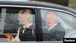 Raja Inggris Charless III dan Ratu Camilla pergi meninggalkan Clarence House Di London, sehari setelah Charles didiagnosin mengidap kanker, pada 6 Februari 2024. (Foto: Reuters/Toby Melville)