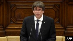 Carles Puigdemont, presiden regional Catalonia memberikan pidato di depan parlemen regional di Barcelona, Selasa (10/10). 