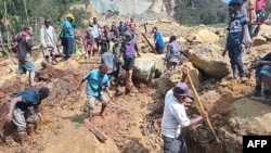 Warga melakukan penggalian di lokasi longsor di Desa Yambali di wilayah Maip Mulitaka, di Provinsi Enga, Papua Nugini. (Foto: AFP)