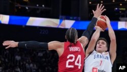 Bogdan Bogdanović šutirao preko Dilona Bruksa (Foto: AP/Michael Conroy)